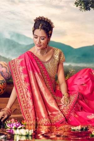 Розовое шёлковое индийское сари, украшенное вышивкой