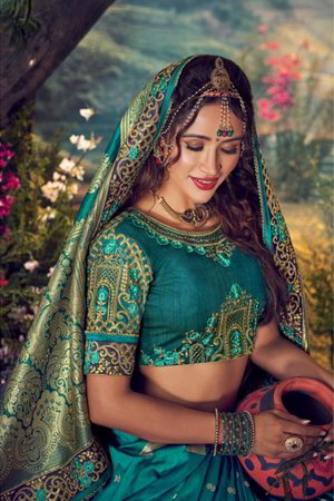 Сине-зелёное индийское сари из шёлка, украшенное вышивкой