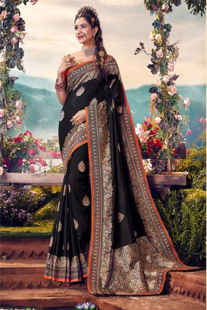 Чёрное шёлковое индийское сари, украшенное вышивкой