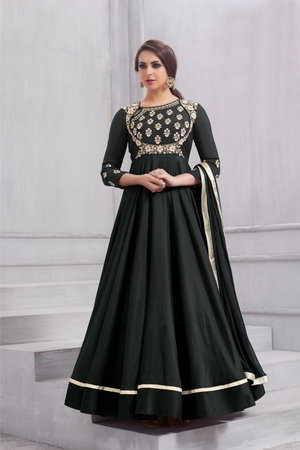 Чёрное длинное платье / анаркали / костюм из шифона и шёлка, украшенное вышивкой