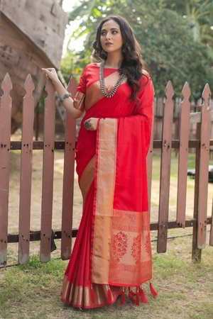 Красное индийское сари из шёлка и жаккардовой ткани