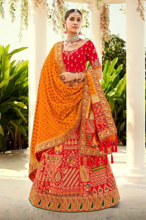 Красный жаккардовый и шёлковый индийский женский свадебный костюм лехенга (ленга) чоли, украшенный вышивкой