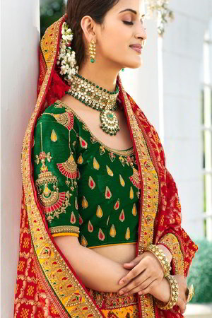 Горчичный жаккардовый и шёлковый индийский женский свадебный костюм лехенга (ленга) чоли, украшенный вышивкой