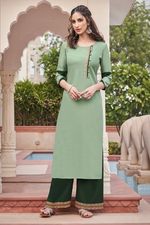 Светло-зелёное платье / костюм, украшенное вышивкой