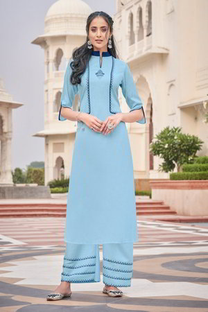 Голубое платье / костюм, украшенное вышивкой