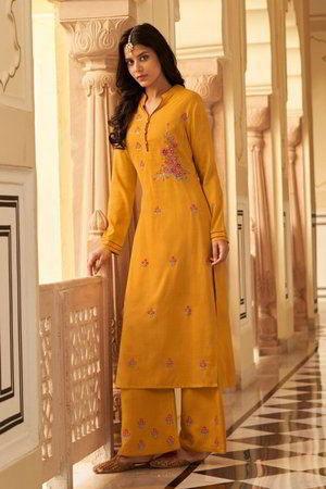 Жёлтое шёлковое платье / костюм, украшенное вышивкой