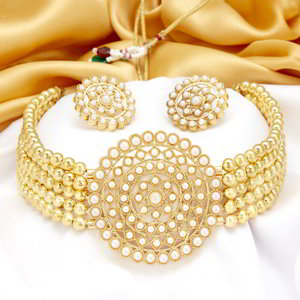 Золотистое индийское украшение на шею (набор) с перламутровыми бусинками