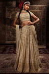 Бежевый национальный индийский женский свадебный костюм лехенга (ленга) чоли из бархата, украшенный вышивкой шёлком и люрексом, пайетками, бусинками и стразами