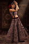 Бордовый национальный индийский женский свадебный костюм лехенга (ленга) чоли из бархата, украшенный вышивкой шёлком и люрексом, пайетками, бусинками и стразами