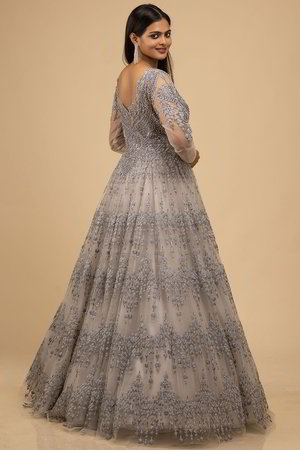 Светло-серое роскошное длинное платье в пол, с длинными полупрозрачными рукавами, украшенное вышивкой с пайетками и стразами