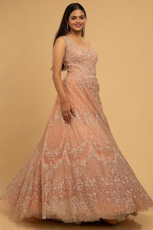 Персиковое роскошное длинное платье в пол, украшенное вышивкой с бисером, пайетками и стразами