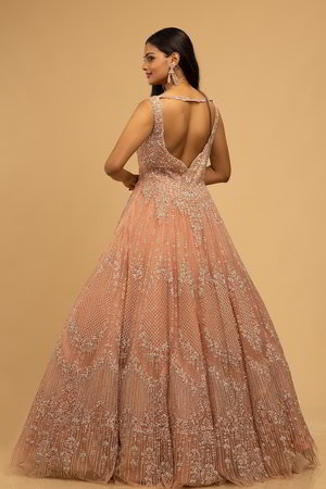 Персиковое роскошное длинное платье в пол, украшенное вышивкой с бисером, пайетками и стразами