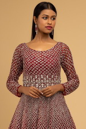 Серебристое и красное платье / костюм из фатина с рукавами три-четверти, украшенное вышивкой