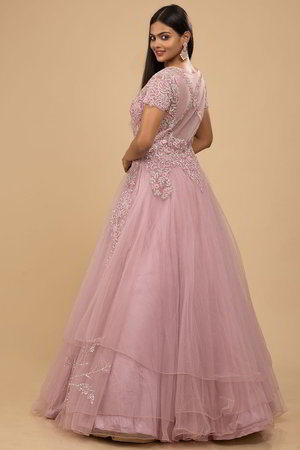Розовое платье / костюм из фатина с короткими рукавами, украшенное скрученной шёлковой нитью со стразами, пайетками
