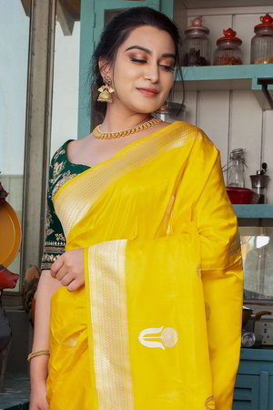 Жёлтое и золотое индийское сари из натурального шёлка, украшенное вышивкой люрексом