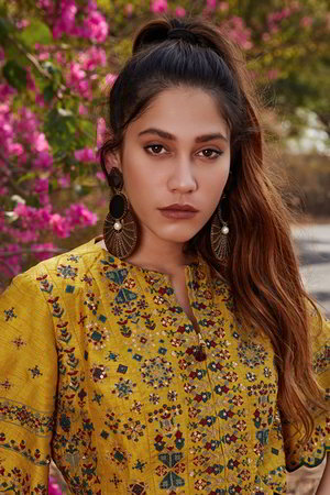 Грушёвый женский индийский костюм, украшенный вышивкой