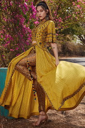Грушёвый женский индийский костюм, украшенный вышивкой