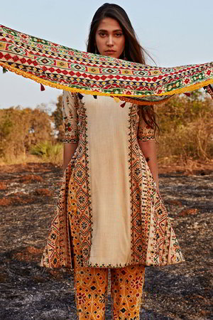 Женский индийский костюм, украшенный вышивкой