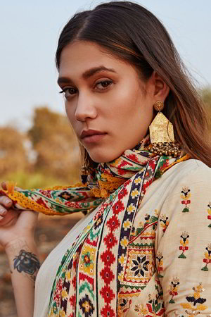 Женский индийский костюм, украшенный вышивкой