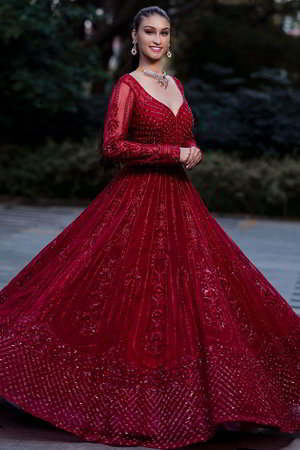 Красное платье / костюм из фатина с длинными рукавами, украшенное вышивкой со стразами, бисером, пайетками