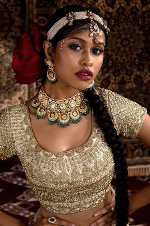 Бежевый национальный индийский женский свадебный костюм лехенга (ленга) чоли из бархата, украшенный вышивкой шёлком и люрексом, пайетками, бусинками и стразами