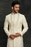 *Белый индийский свадебный мужской костюм / шервани, украшенный вышивкой