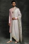 *Перламутровый шёлковый индийский свадебный мужской костюм / шервани, украшенный вышивкой