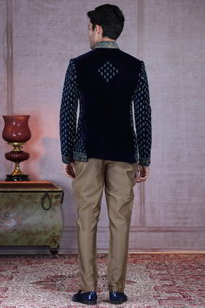 Тёмно-синий бархатный асимметричный мужской френч (воротник - стойка) с вышивкой и кварцевые брюки