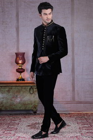 Чёрный бархатный мужской костюм, украшенный вышивкой