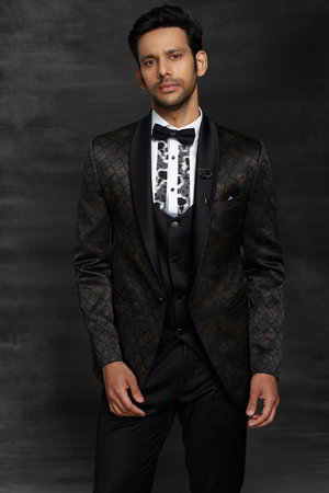 Чёрный мужской костюм, украшенный печатным рисунком