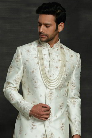 Белый шёлковый индийский свадебный мужской костюм / шервани, украшенный вышивкой