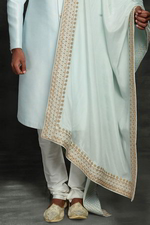 Голубой шёлковый индийский свадебный мужской костюм / шервани, украшенный вышивкой