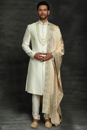 Кремовый шёлковый индийский свадебный мужской костюм / шервани, украшенный вышивкой