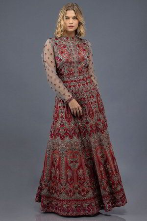 Серое длинное платье в пол, с длинными прозрачными рукавами, украшенное вышивкой с пайетками