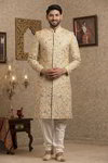 *Кремовый шёлковый индийский свадебный мужской костюм / шервани, украшенный скрученной шёлковой нитью со стразами, бисером, пайетками