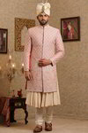 *Светло-розовый шёлковый индийский свадебный мужской костюм / шервани, украшенный вышивкой с пайетками