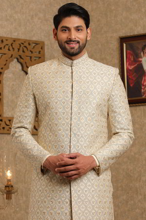 Кремовый хлопко-шёлковый индийский свадебный мужской костюм / шервани, украшенный ручной вышивкой, скрученной шёлковой нитью со стразами, бисером, пайетками