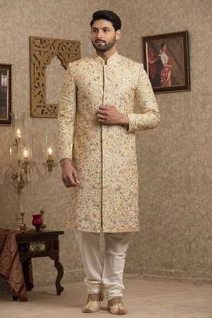 Кремовый шёлковый индийский свадебный мужской костюм / шервани, украшенный скрученной шёлковой нитью со стразами, бисером, пайетками
