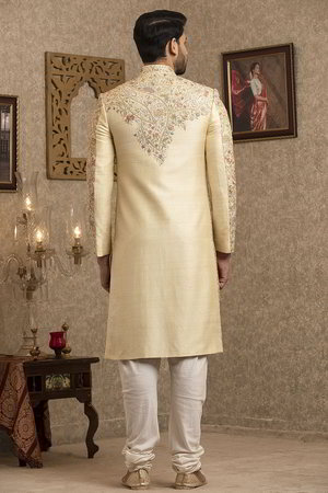 Кремовый шёлковый индийский свадебный мужской костюм / шервани, украшенный скрученной шёлковой нитью со стразами, бисером, пайетками