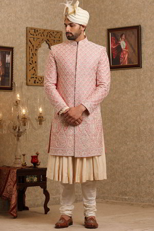 Светло-розовый шёлковый индийский свадебный мужской костюм / шервани, украшенный вышивкой с пайетками
