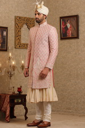 Светло-розовый шёлковый индийский свадебный мужской костюм / шервани, украшенный вышивкой с пайетками