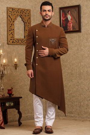 Коричневый хлопко-шёлковый индийский свадебный мужской костюм / шервани, украшенный вышивкой с бисером