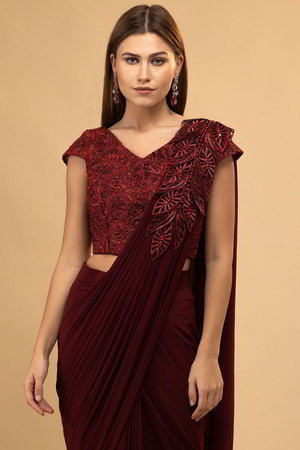 Бордовое индийское сари из лайкры и фатина, украшенное вышивкой со стразами, перламутровыми бусинками