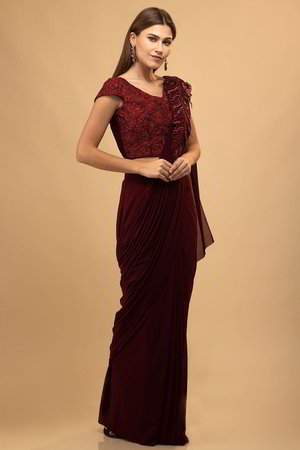Бордовое индийское сари из лайкры и фатина, украшенное вышивкой со стразами, перламутровыми бусинками