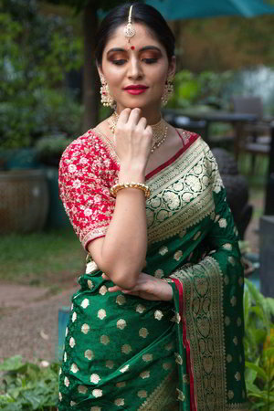 Зелёное индийское сари из натурального шёлка, украшенное вышивкой люрексом