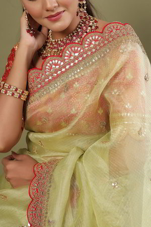 Зелёное, золотое и красное индийское сари из органзы и шёлка, украшенное вышивкой люрексом