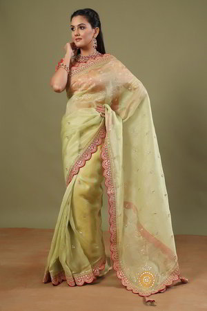 Зелёное, золотое и красное индийское сари из органзы и шёлка, украшенное вышивкой люрексом