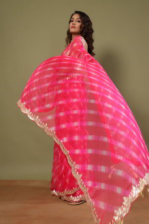 Насыщенно-розовое и золотое индийское сари из креп-жоржета и органзы, украшенное печатным рисунком, вышивкой с аппликацией, вышивкой с перламутровыми бусинками