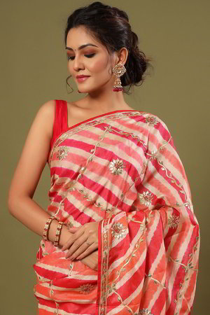 Белое, золотое и розовое индийское сари из натурального шёлка, украшенное печатным рисунком со стразами