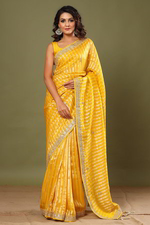 Жёлтое и золотое индийское сари из органзы, украшенное вышивкой люрексом со стразами, перламутровыми бусинками